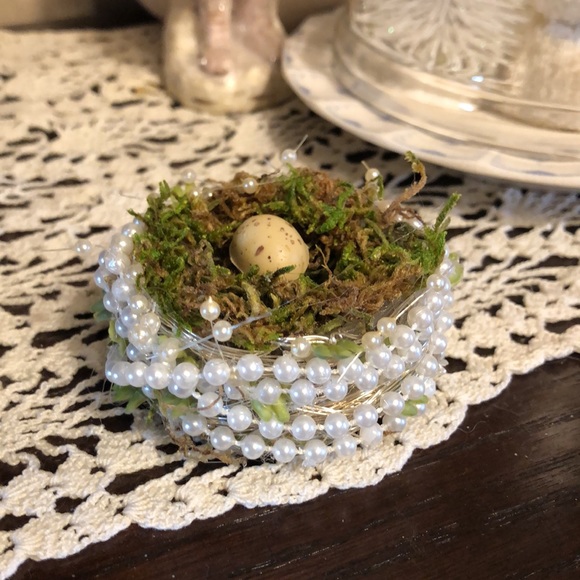 Handmade birds nest made of pearls, moss, silver wire and bits of sedum accents - Picture 3 of 11
